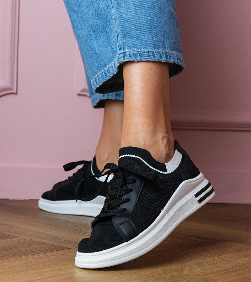 Schwarze Damen-Plateausneaker mit Schnürsenkeln Selinda