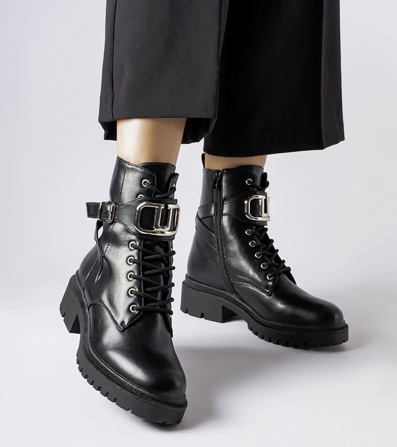 Schwarze klassische Stiefeletten mit Schnalle von Capistrano