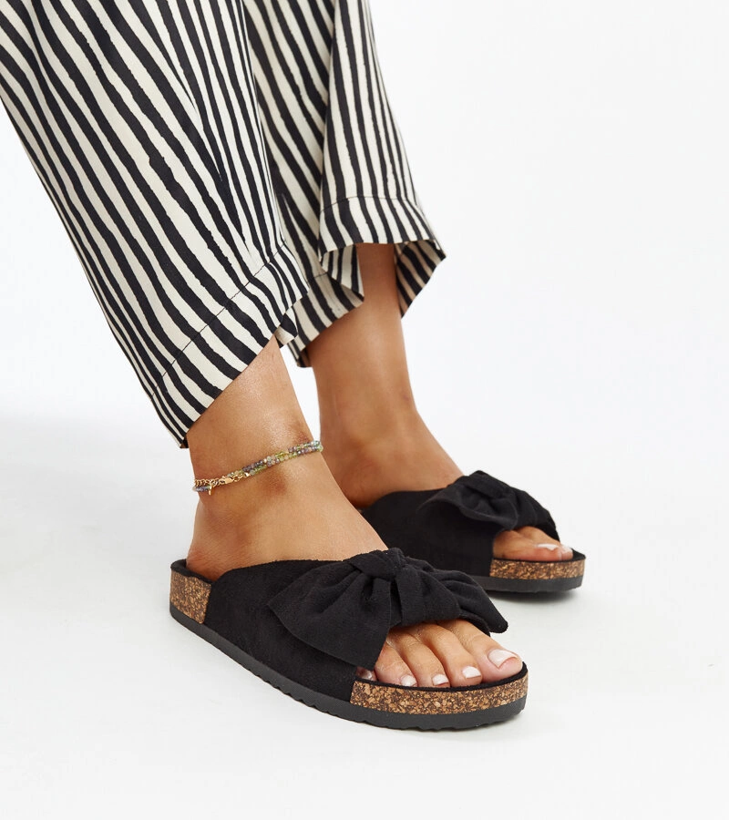 Beżowe klapki z łańcuchem Levy