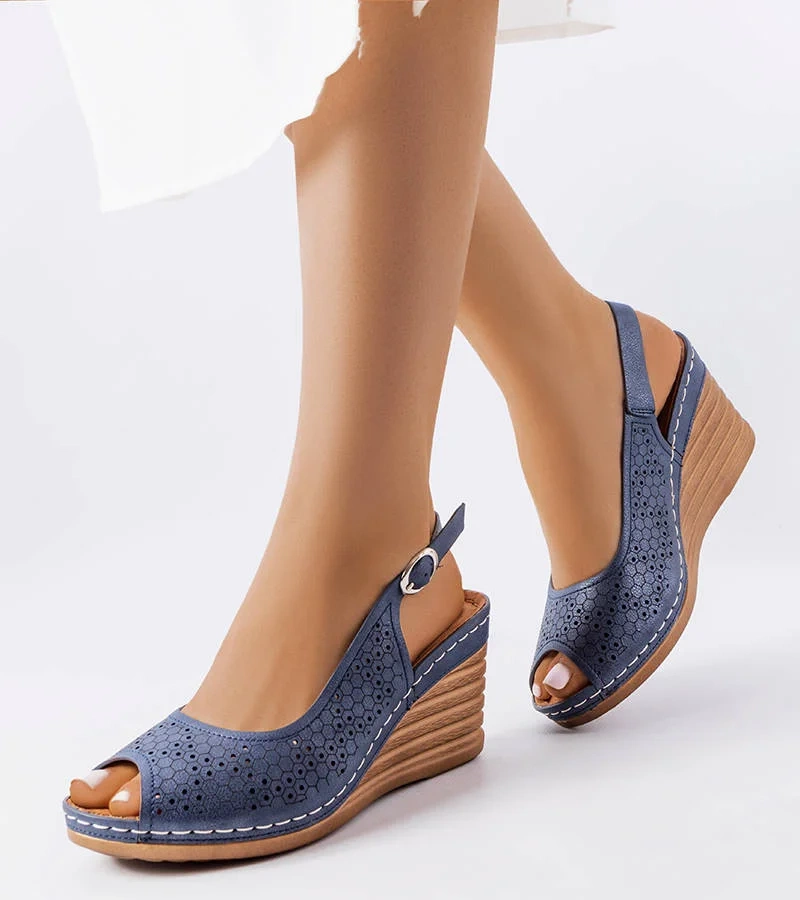 Dunkelblaue Emeral Keilsandalen mit Lochmuster