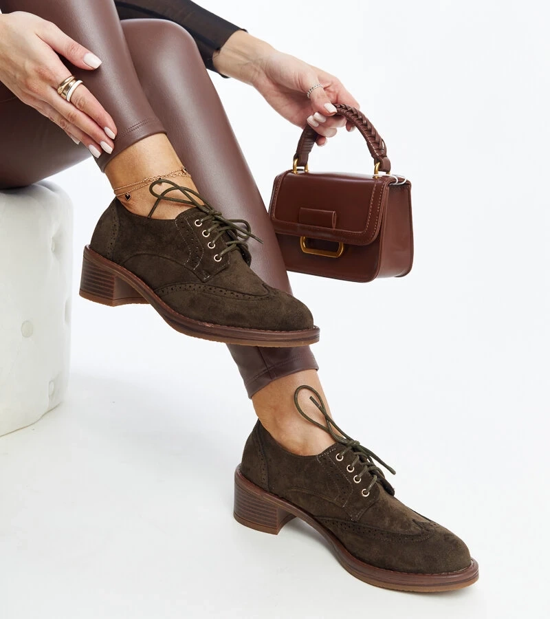 Grüne Wildleder-Halbschuhe mit Absatz von Tigard