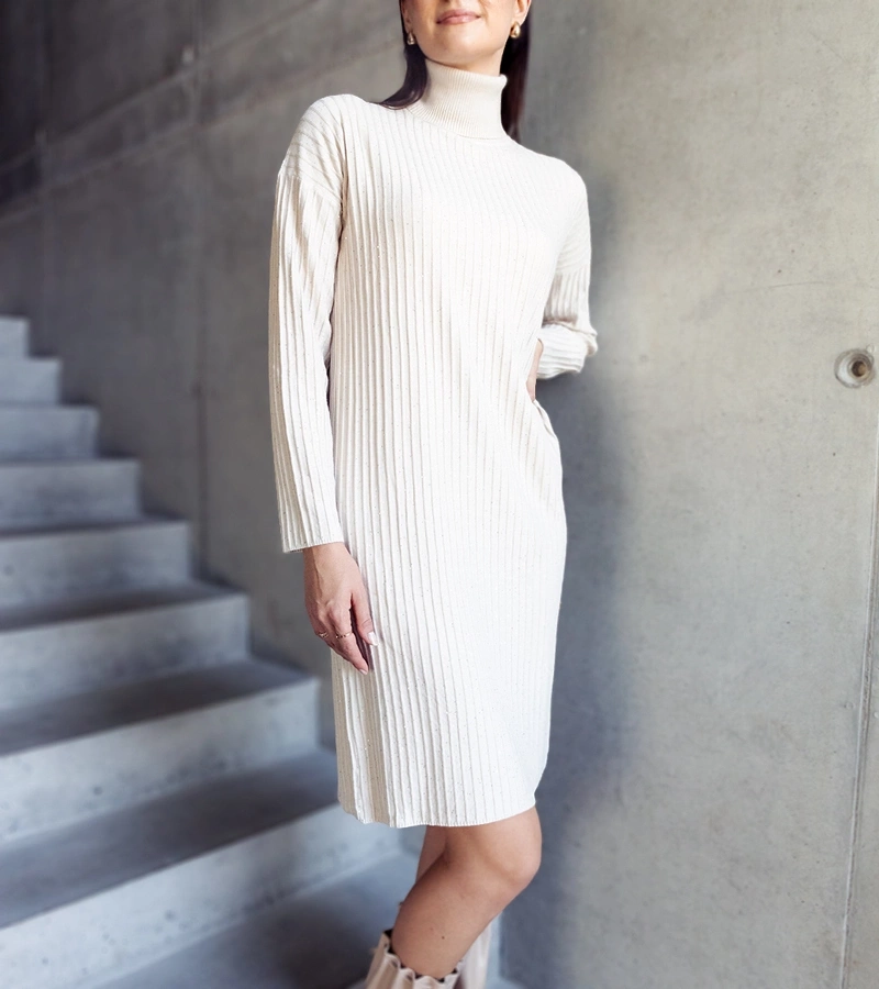 Beige schimmerndes Midi-Kleid mit Rollkragen Kusama.