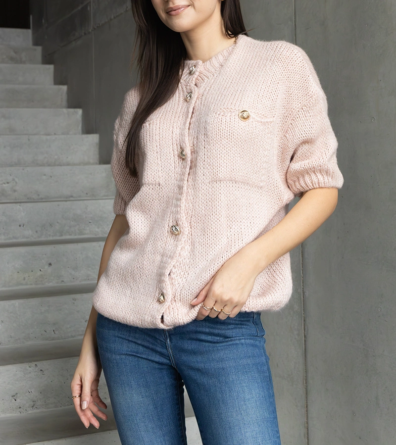 Damenpullover rosa mit kurzen Ärmeln Zierknöpfe