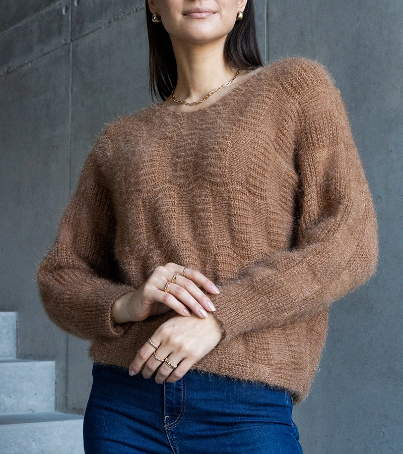 Dunkelbeige Strickjacke mit Neveri-Ausschnitt.