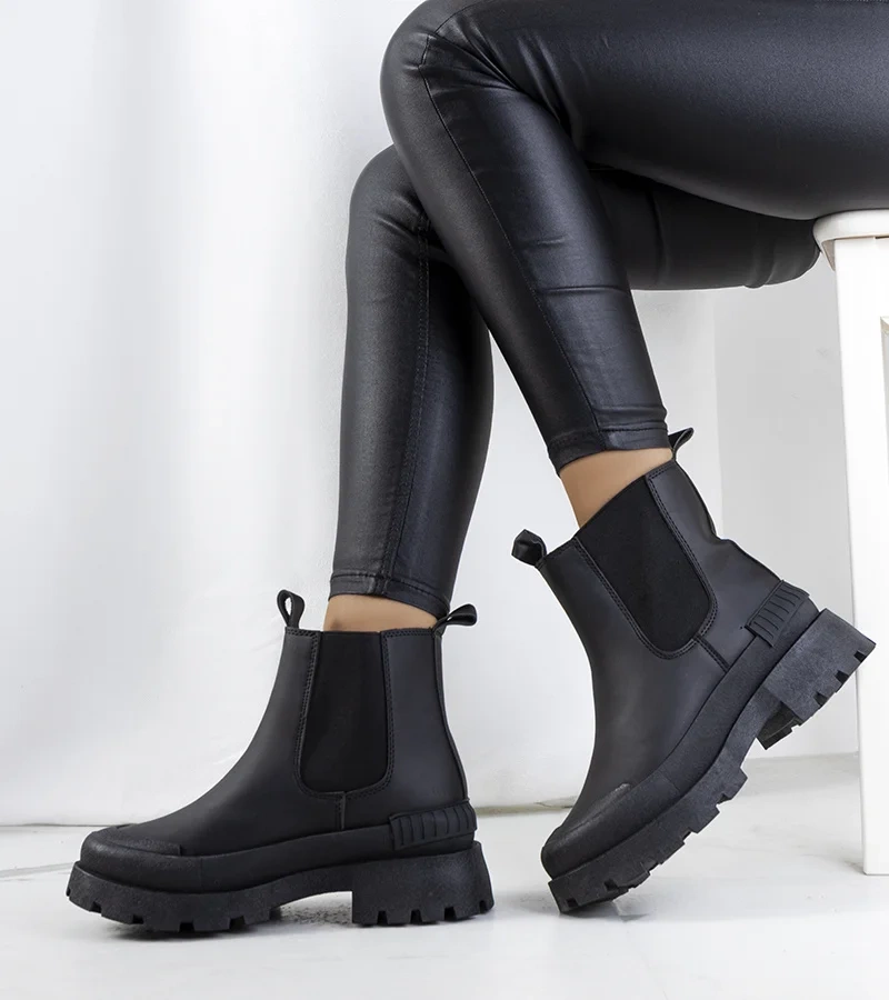 Schwarze Stiefeletten von Kamisa