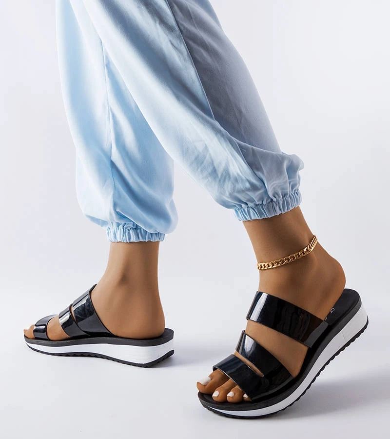 Schwarze lackierte Tilde-Sandalen