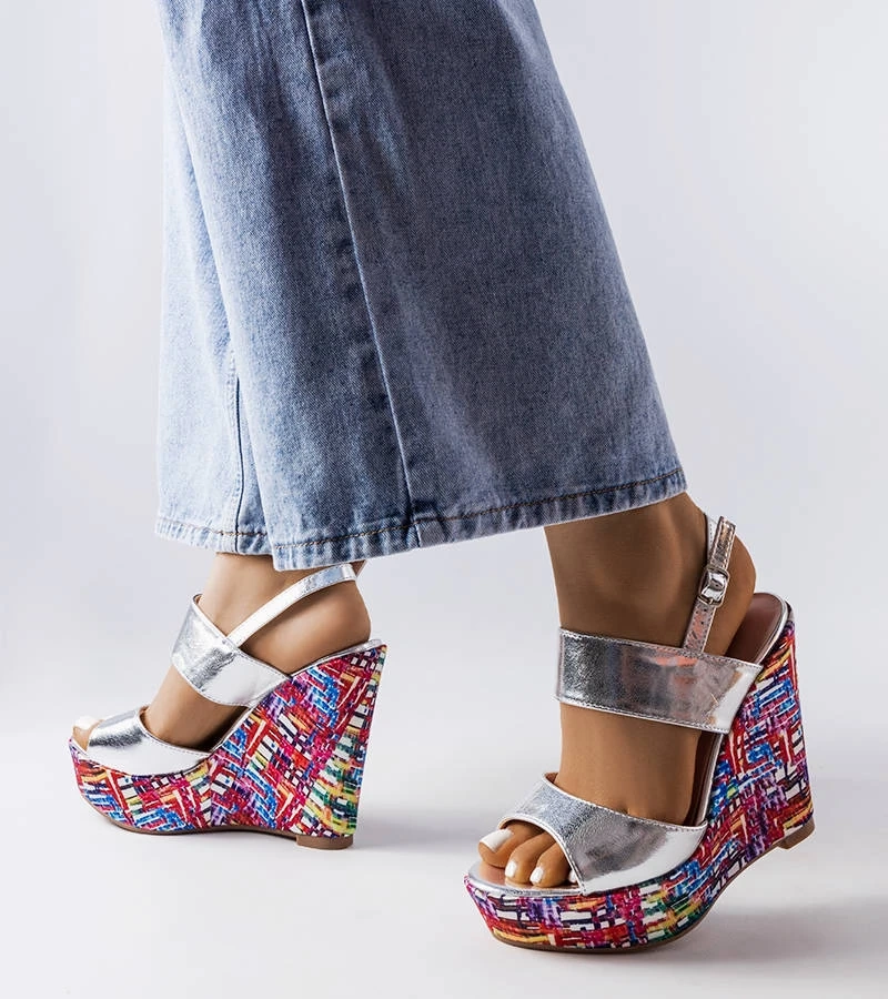 Silberne Sandalen auf verziertem Keilabsatz von Westtide