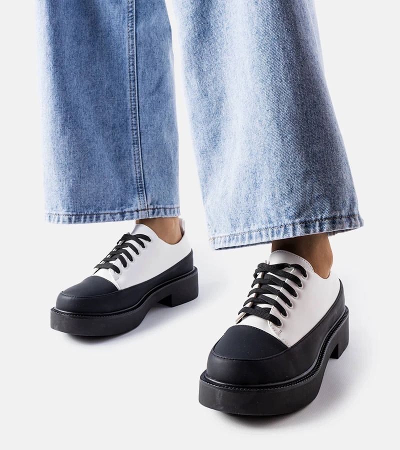 Weiße Halbschuhe mit flachem Absatz von Merico