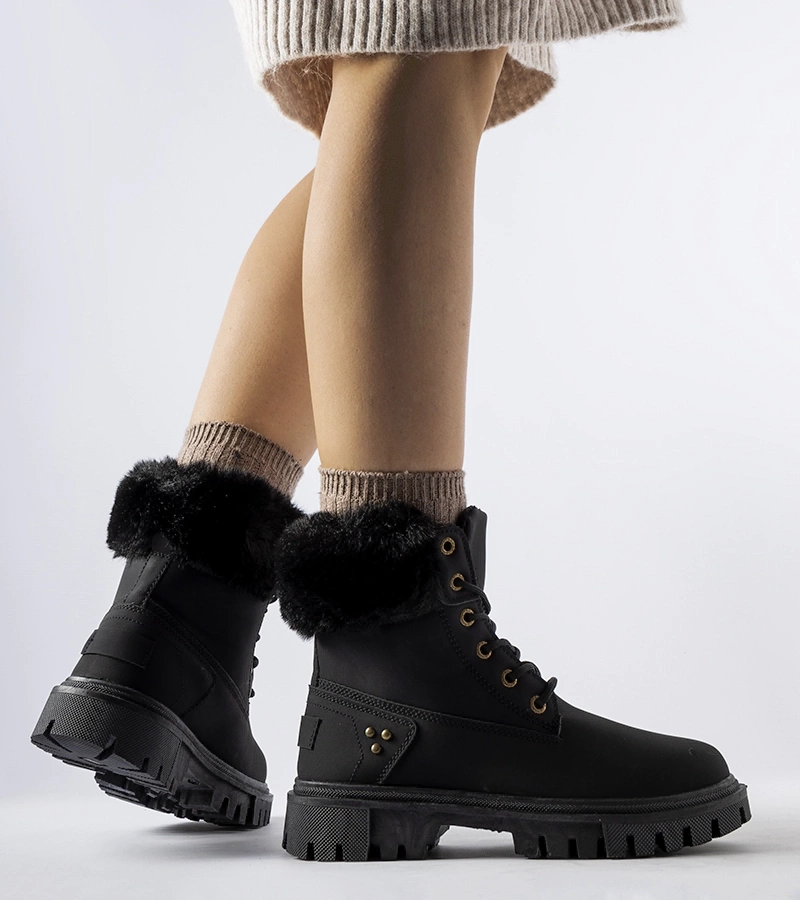 Schwarze Trapperstiefel mit dekorativem Fell von Alberta