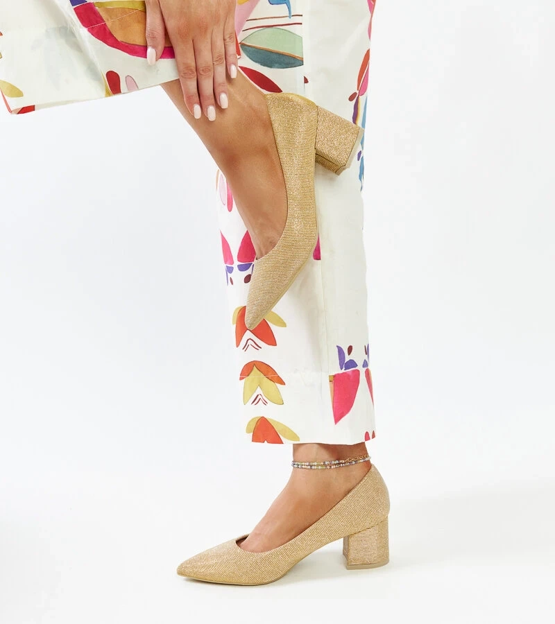 Goldene glänzende Stiletto Pumps von Laity