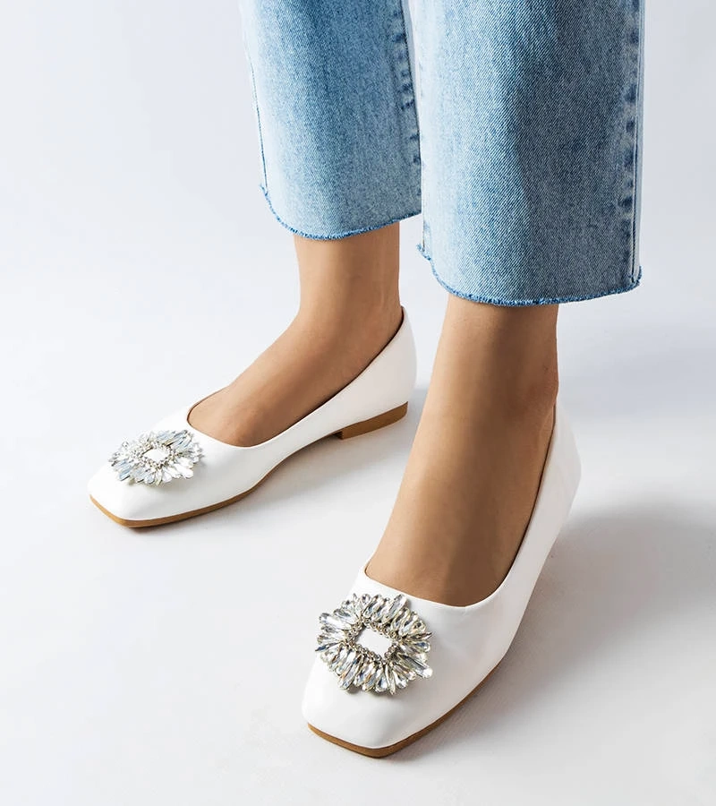 Weiße Ballerinas mit Miren Brosche