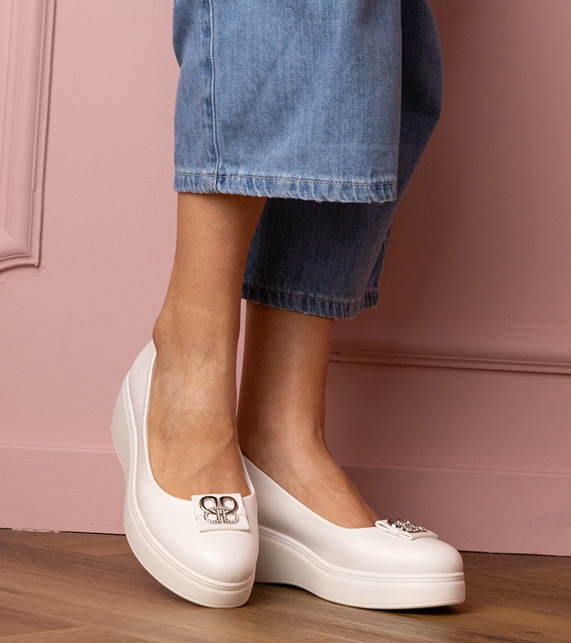 Weiße Halbschuhe auf Plateausohle mit Strassverzierung Patos