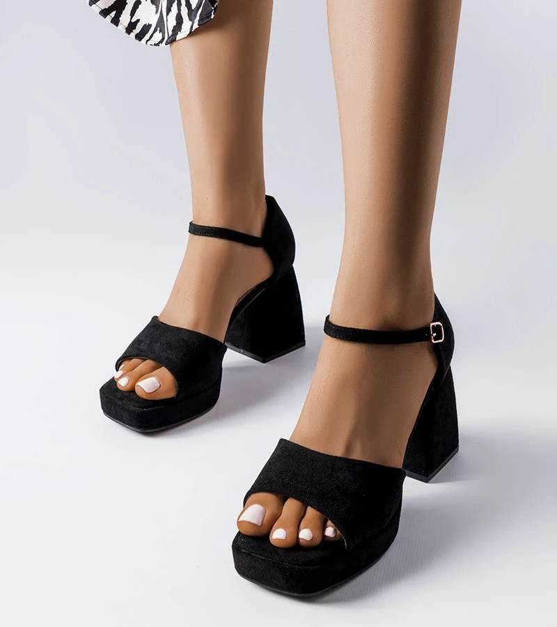 Schwarze Sandalen mit modischem Absatz von Vinceza