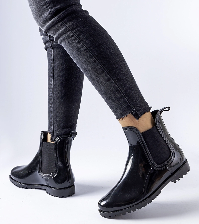 Schwarze kurze lackierte Cupone Gummistiefel