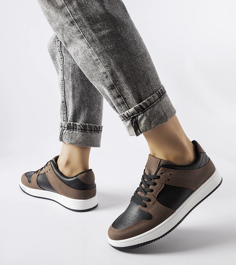Braun-schwarze Sneakers von Jacqueline
