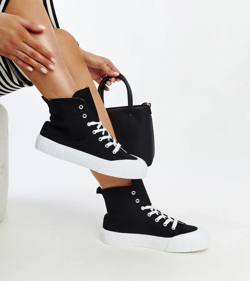 Schwarze hohe Sneaker von Vinka