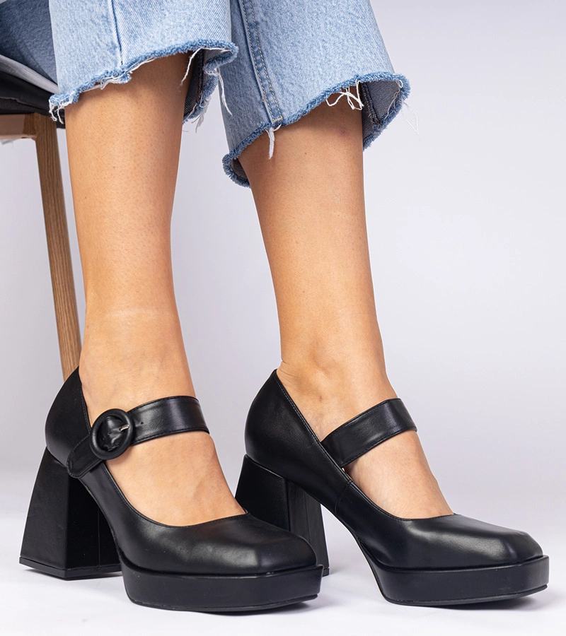 Schwarze Pumps mit quadratischer Kappe und Schnalle Katherin