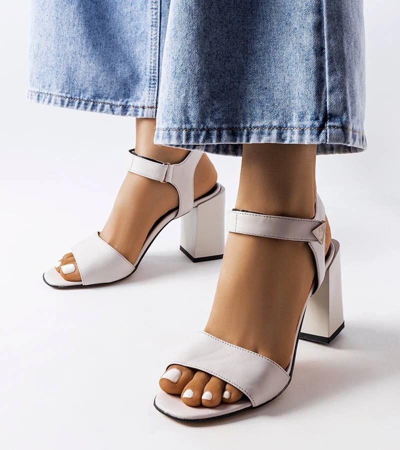 Graue Sandaletten mit niedrigem Absatz von KARINO