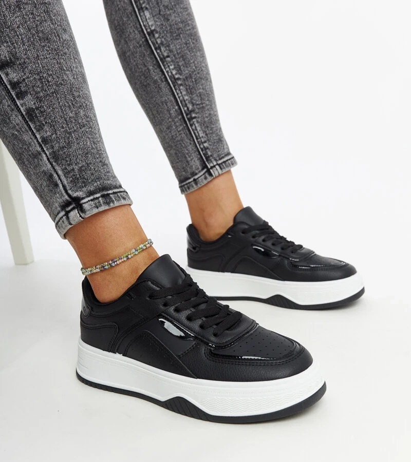 Schwarze Intisa-Sneaker mit dicker Sohle