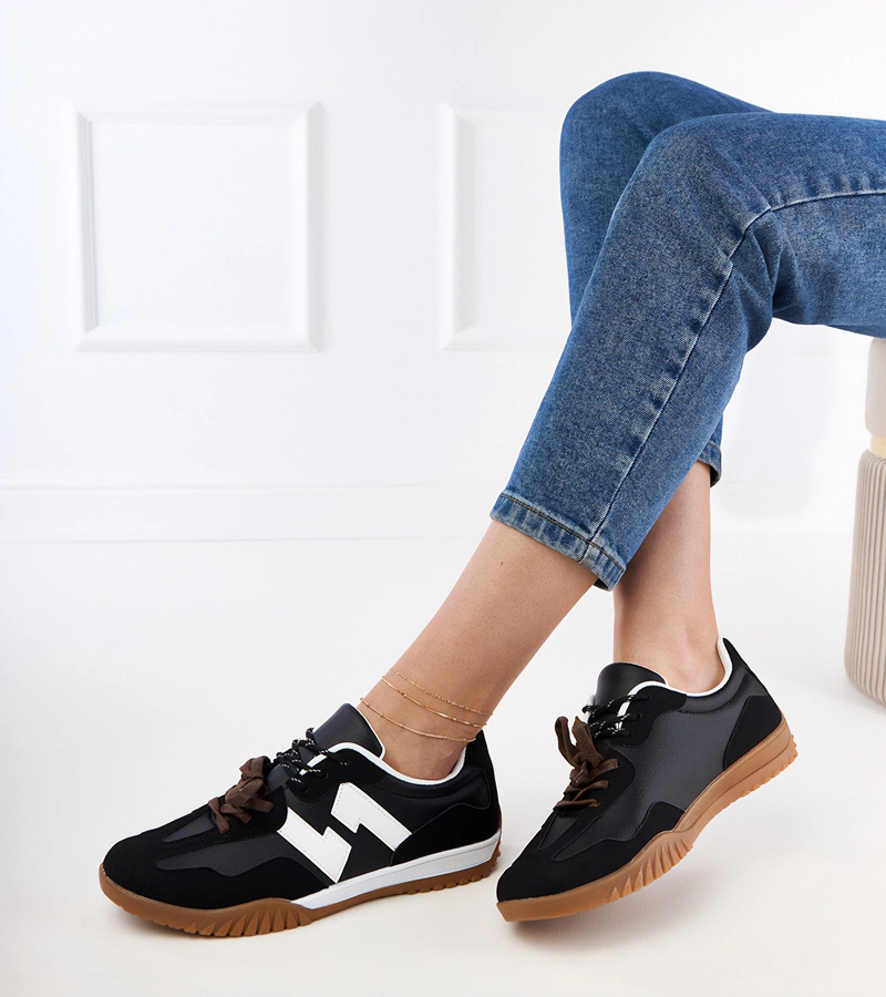 Schwarze Sneakers mit bunten Schnürsenkeln Bekki