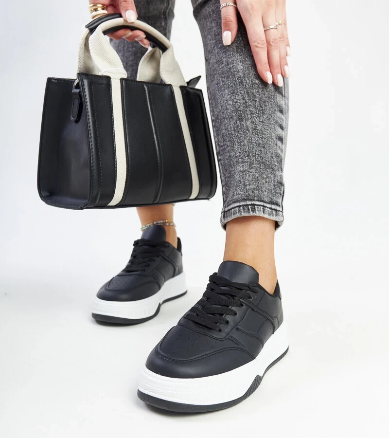 Schwarze Sneakers mit dicker Sohle von Rafida