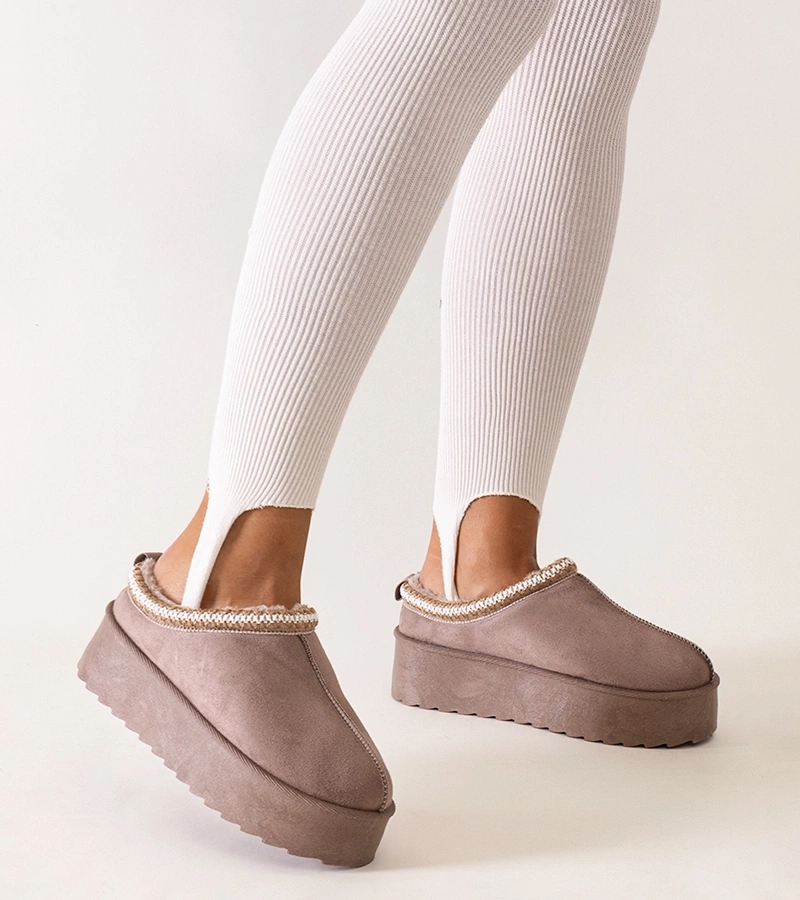 Dunkelbeige Hausschuhe mit Stickerei auf hoher Plattform von Luanela.