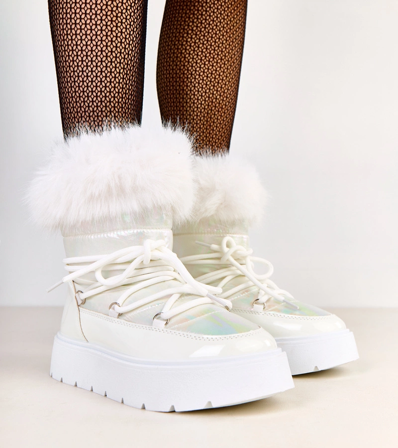 Weiße Schneestiefel mit Schnürsenkeln und lackiertem Akzent Garis
