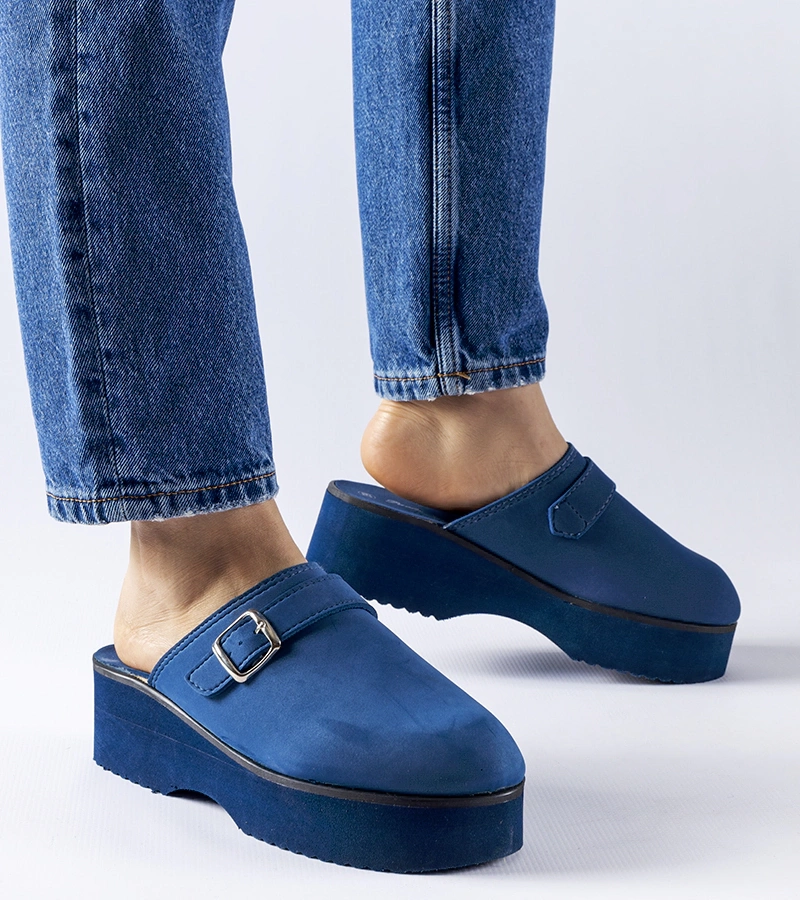 Beżowe klapki z łańcuchem Levy