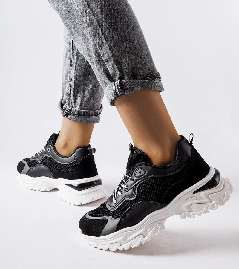Schwarze Sneakers mit sichtbarem Profil von Rosita