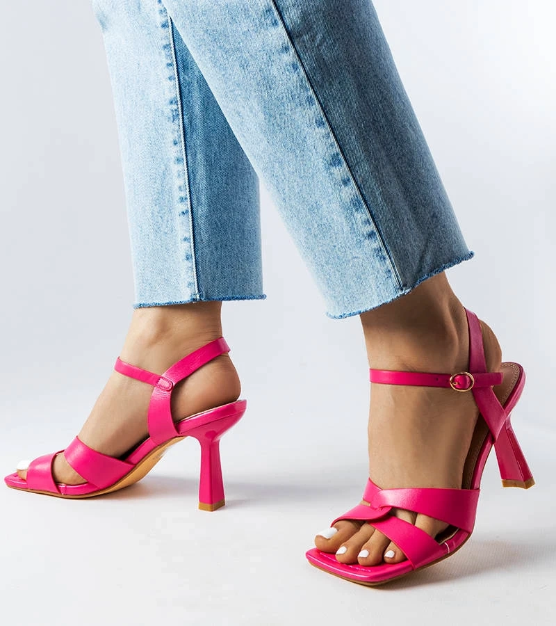 Rosa Stilettos mit Riemen von Karolina