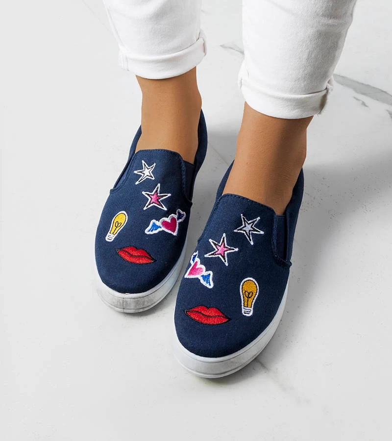 Marineblaue Tennisschuhe mit Anais Patches