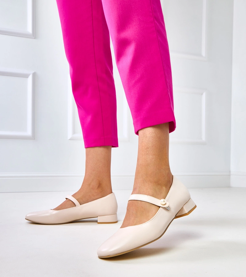 Beige Pumps mit Blockabsatz und dekorativem Riemen Alya