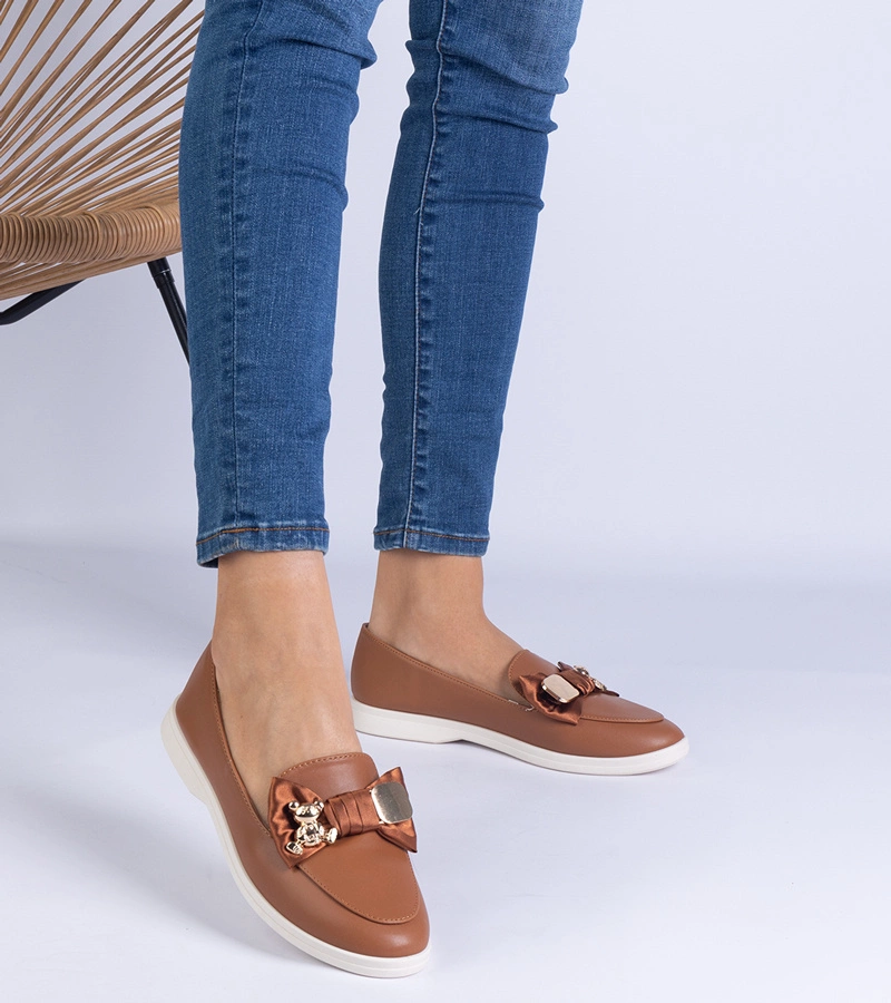 Braune Mokassins verziert mit Schleife und goldenem Bär Nensi