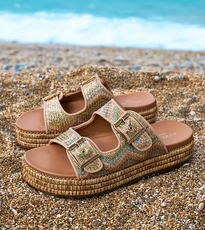 Goldene Pantoletten mit Schnallen auf den Riemen Rider