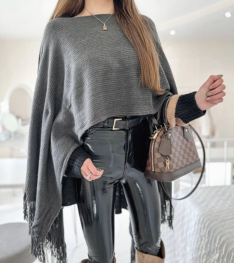 Grauer Poncho mit Fransen von Colter