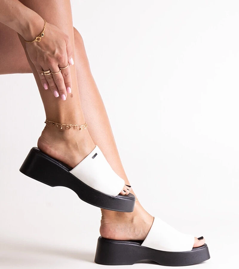 Weiße Plateau-Pantoletten Big Star NN274022