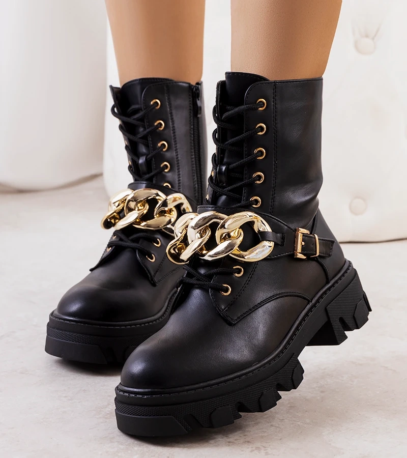 Schwarze Stiefeletten mit Kette von Laboy