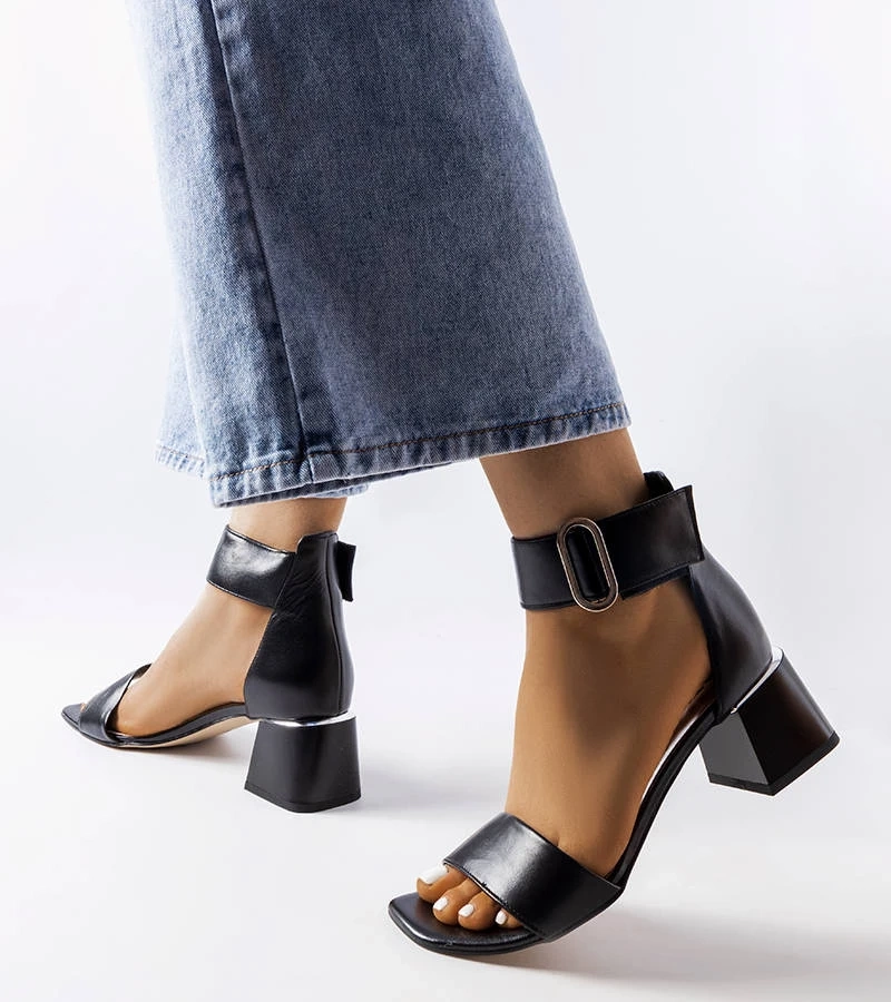 Schwarze Sandaletten mit niedrigem Absatz von KARINO