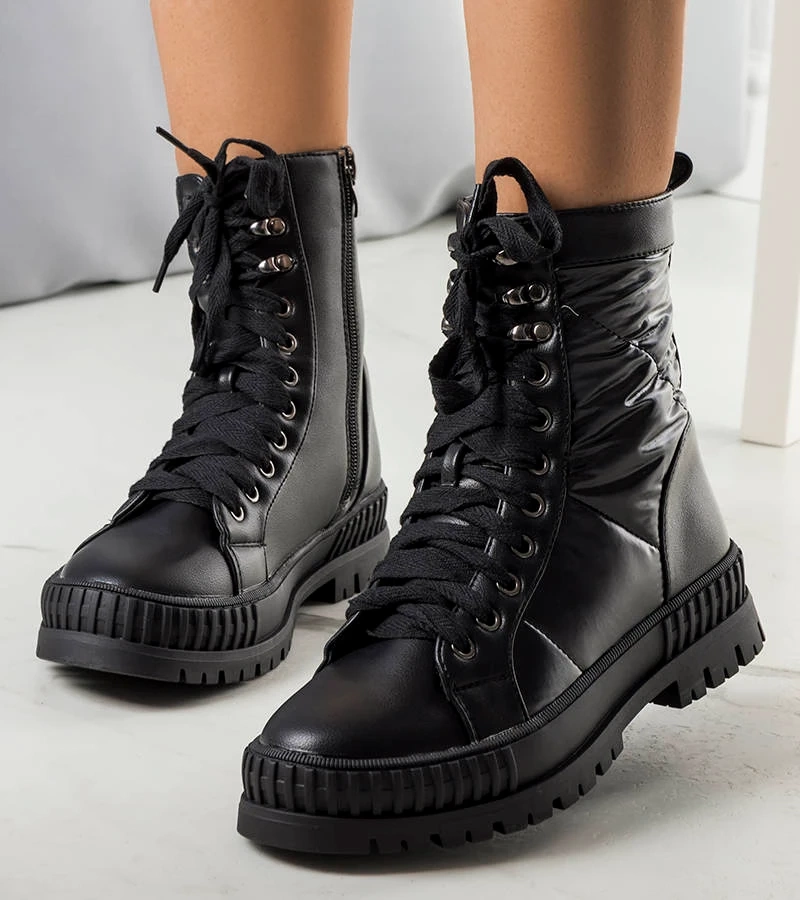 Schwarze gefütterte Hamina-Trapperstiefel