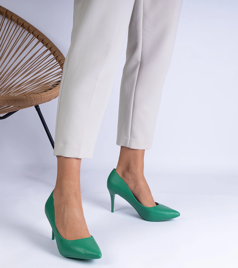 Grüne klassische Pumps aus Kunstleder Mikolada