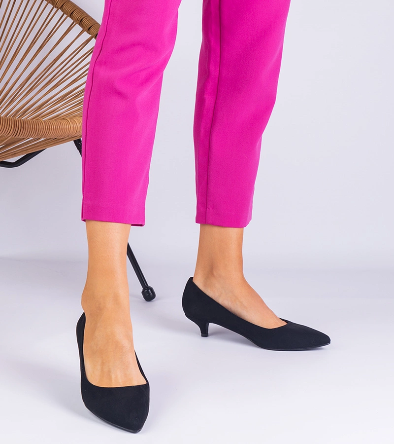 Schwarze Pumps aus Öko-Wildleder mit niedrigem Absatz Reimona