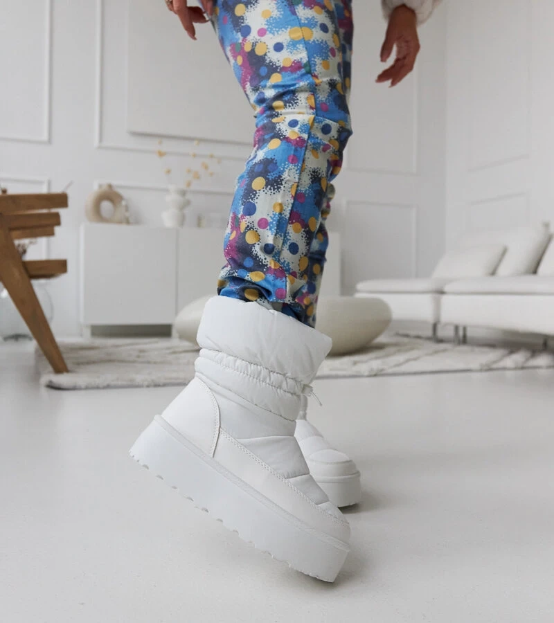 Weiße gefütterte Schneestiefel auf der Polk-Plattform