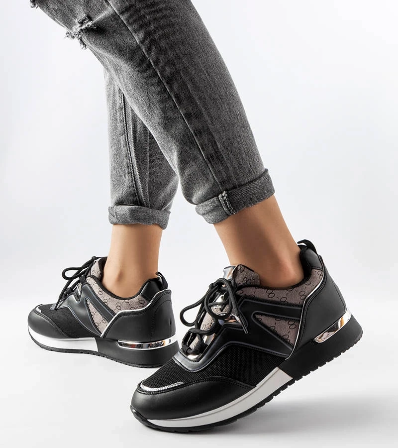 Schwarze Sneakers mit goldenen Elementen von Bedord