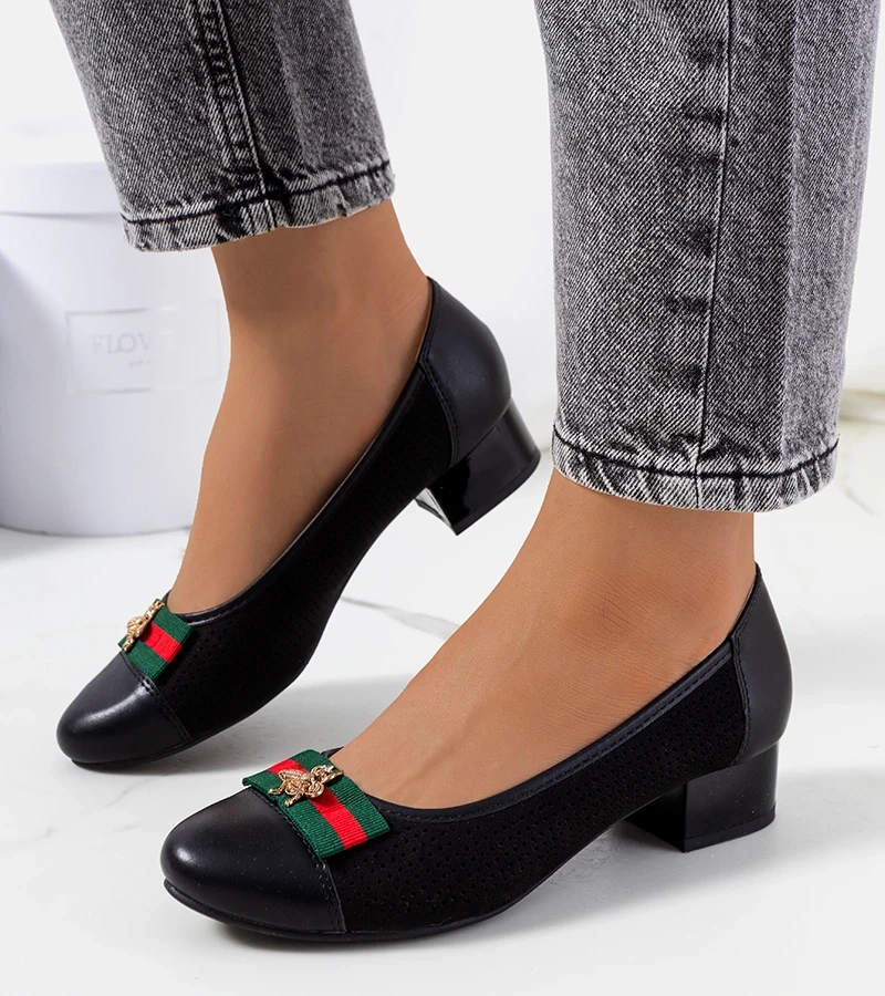 Schwarze durchbrochene Pumps Seema