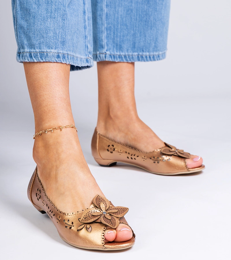 Goldene durchbrochene Peeptoe-Ballerinas Ursull