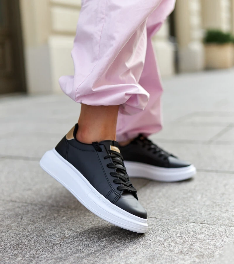 Schwarze Sneakers mit dicker Sohle von Ivalu