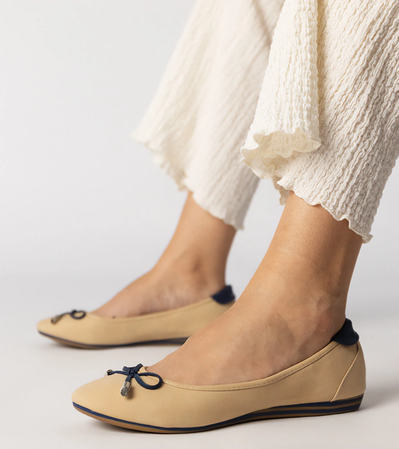 Beigefarbene Ballerinas mit Schleifendekor von Maddalena