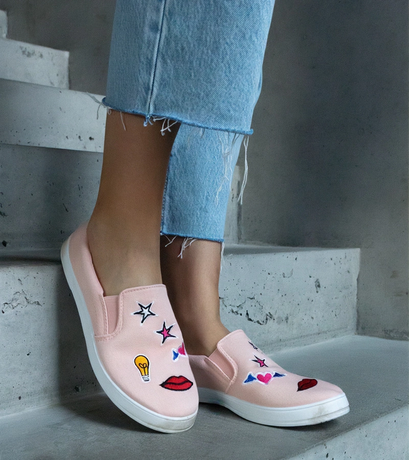 Graue Stoff-Turnschuhe mit Anais-Aufnähern