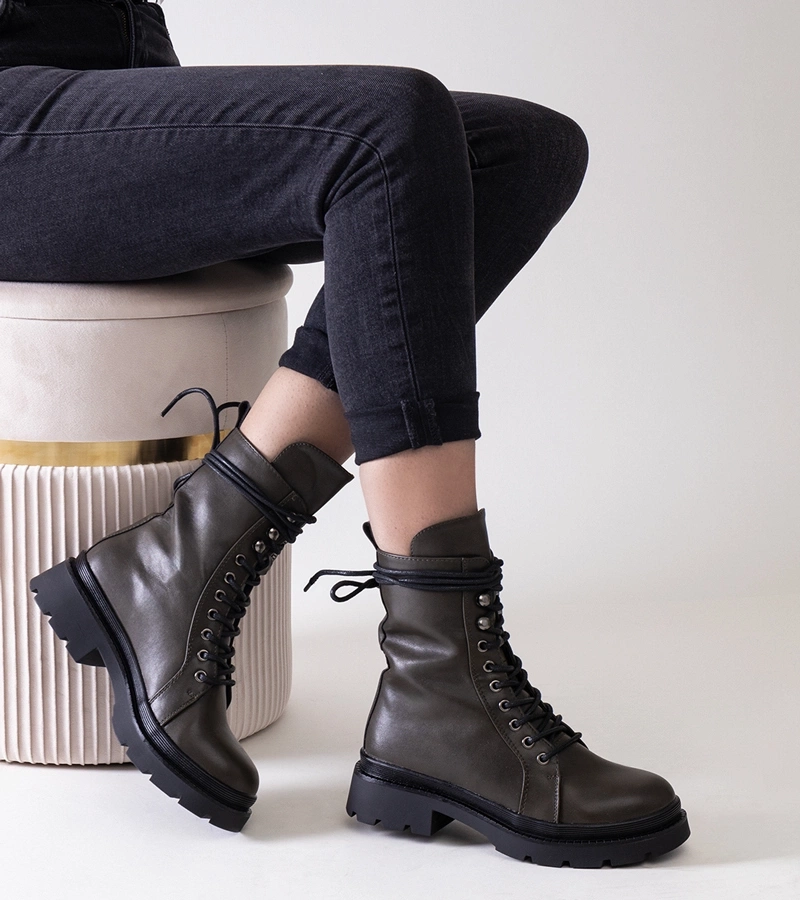 Zielone ocieplane traperki Tuima po niemiecku to: **Grüne gefütterte Trekkingstiefel Tuima**.