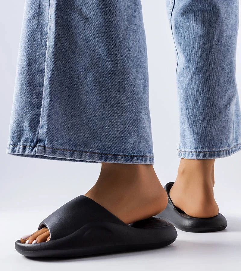 Schwarze Gummisandalen von Cecil